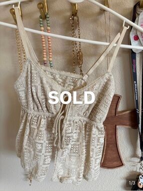 American Eagle Outfitters Cream Crochet Tie-Front Tank
🚨SOLD DO NOT BUY🚨